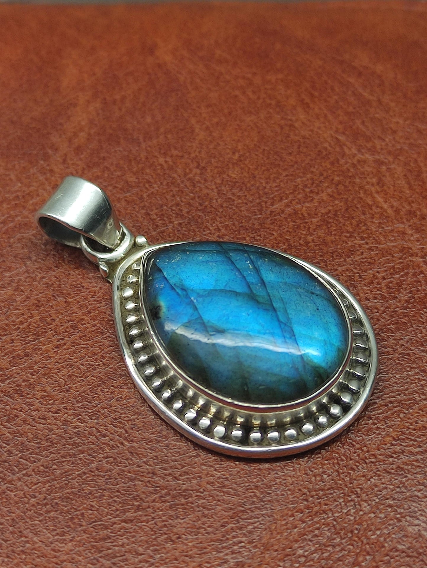 Silver labradorite pendant